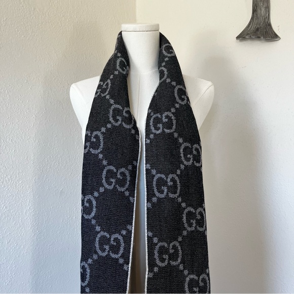 Gucci GG Monogram Grey/Ivory Reversible Wool Fringe Scarf + Box - Picture 7 of 10